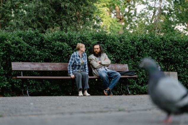 Photo people sitting on bench